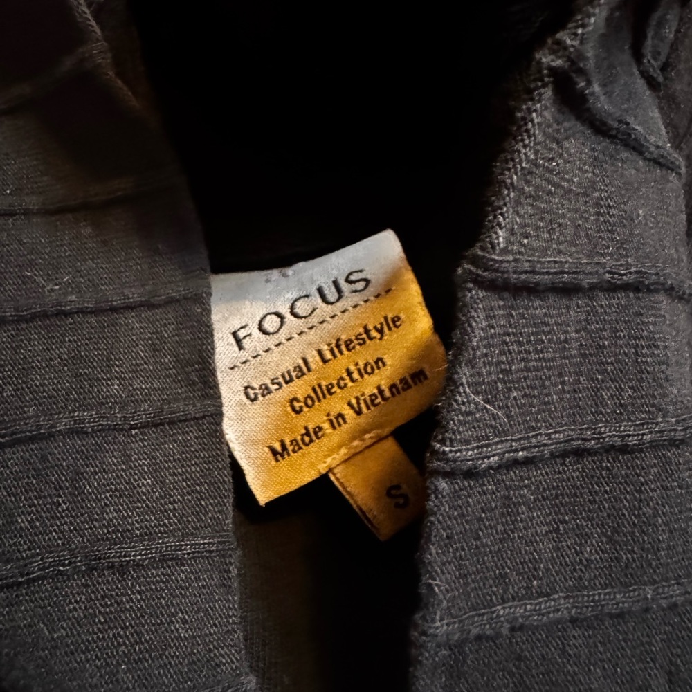 FOCUS Women's Black Sweater